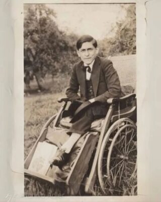 Hace 121 años nacía José Carlos Mariátegui, uno de los grandes intelectuales de la izquierda en América Latina. Su sensibilidad para poner en diálogo la teoría marxista con la imaginación latinoamericana todavía nos mueve y nos pide pensamiento, lucha y corazón. Lo recordamos con este hermoso llamado a la vida intensa y justa. 

📚❤️